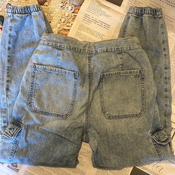 American Eagle light wash cargo jeans - Picture 4 of 4